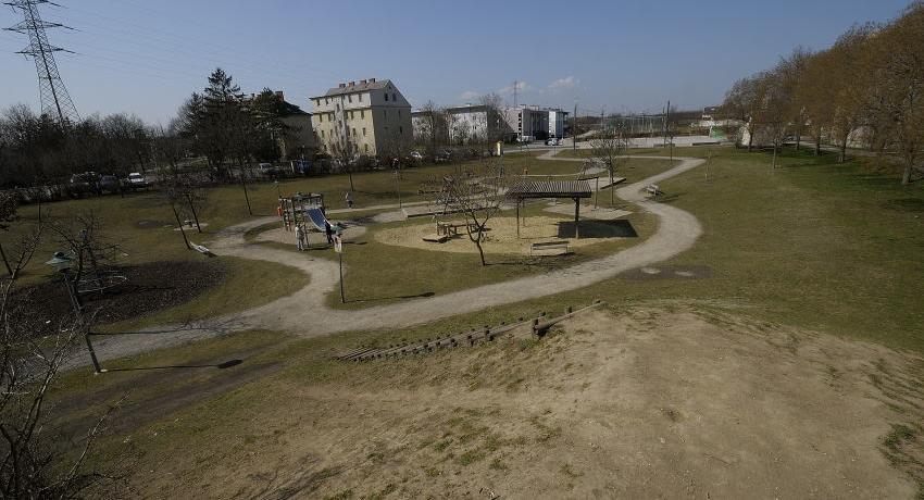 Der großzügige und vielfältige Spiel- und Sportplatz in der Brauhausstraße in Rannersdorf. Gliederung durch Bepflanzungen und/oder Bodenmodellierungen könnten den Spielwert weiter erhöhen.